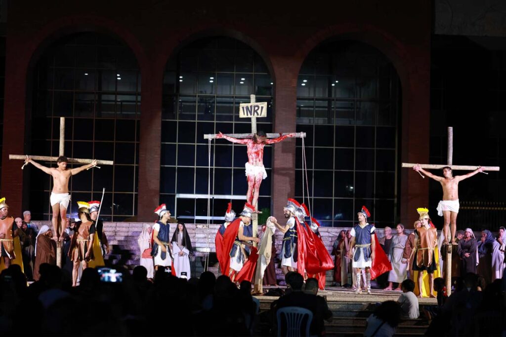 Paixão de Cristo reúne 7 mil pessoas e emociona público na Praça dos Girassóis, em Palmas Paixão de Cristo reúne 7 mil pessoas e emociona público na Praça dos Girassóis, em Palmas