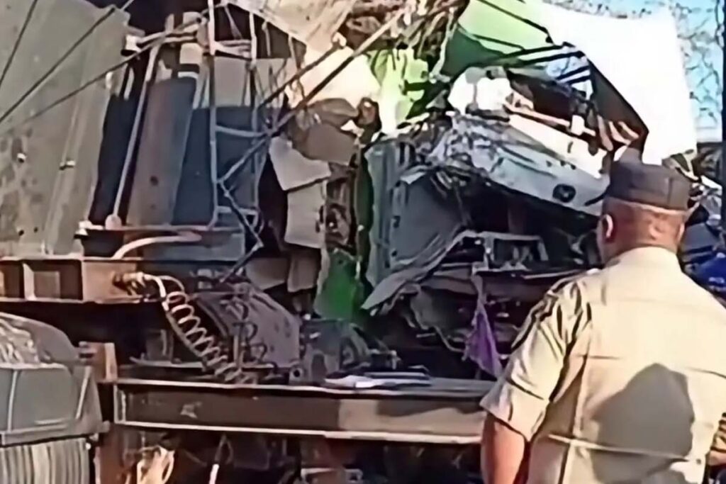 Jovem de 19 anos morre após colisão entre dois caminhões na TO-010, no Tocantins Acidente envolvendo dois caminhões na TO-010 entre Filadélfia e Palmeirante, no Tocantins